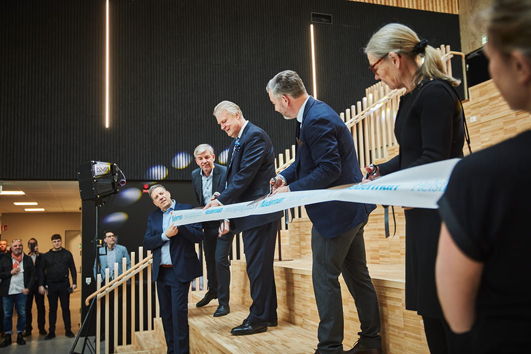 Grand opening - Sven cuts the ribbons
